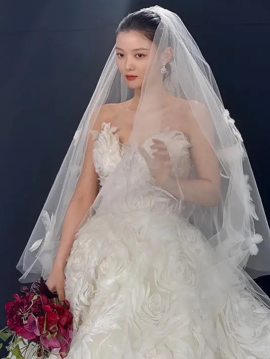 Kim Yoo-jung memainkan peran Baek Ah-jin dalam serial asli TVING Dear X. Dalam episode berikutnya ia pun telah menikah. [@you_r_love]