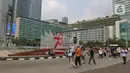 Suasana warga berolahraga saat Car Free Day (CFD di kawasan Bundaran HI,  Jakarta, Minggu (15/1/2023). (Liputan6.com/Herman Zakharia)