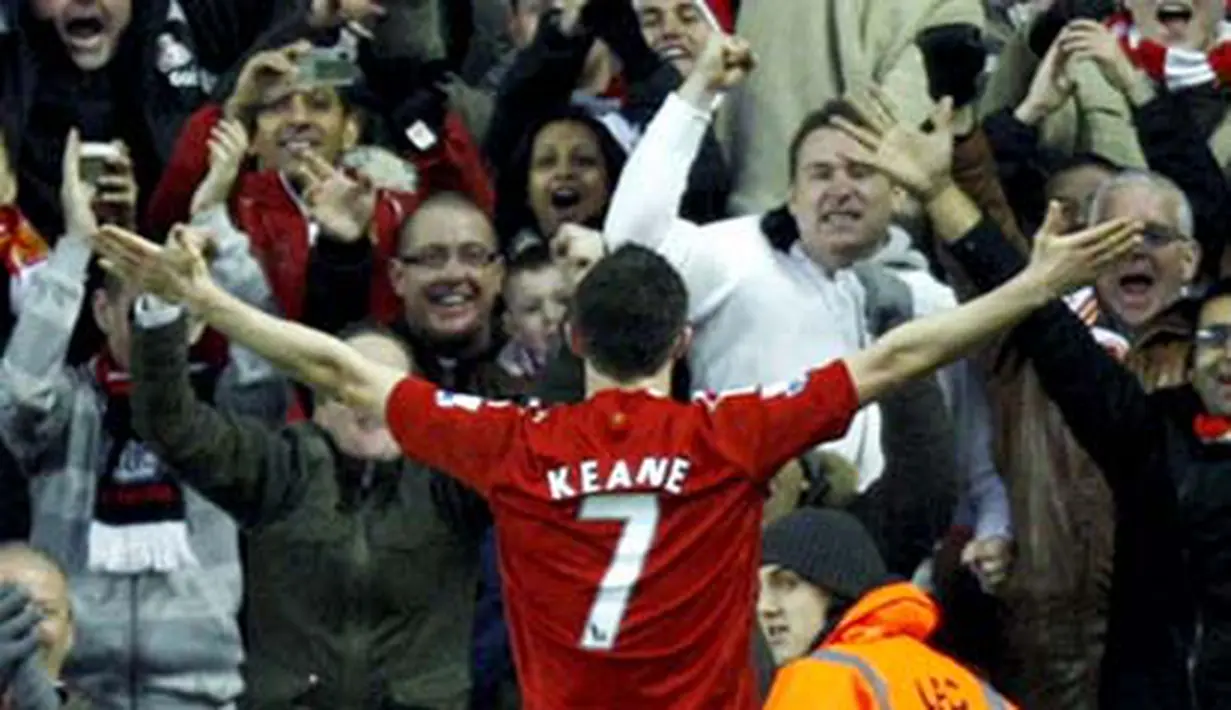 Liverpool&#039;s Robbie Keane celebrates scoring his second goal against Bolton Wanderers in their English Premier League match at Anfield in Liverpool, on December 26, 2008. Liverpool won 3-0. AFP PHOTO/PAUL ELLIS