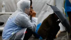 Kerabat dari seorang penumpang yang hilang dari Feri Sewol melihat ke laut menunggu kabar dari Tim SAR, Minggu (27/04/2014) (Reuters/ Kim Kyung-Hoon).