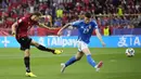 Laga baru berjalan 23 detik, Italia dikejutkan oleh gol Bajrami. Diawali kesalahan lemparan ke dalam Federico Dimarco, Bajrami yang berdiri di kotak penalti lawan dengan cerdik mencuri bola. (AP Photo/Alessandra Tarantino)