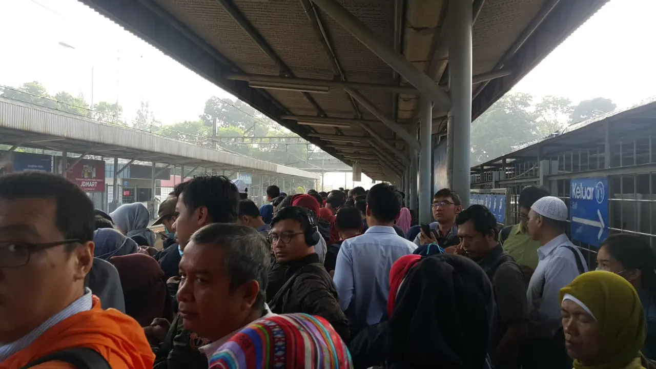Kepadatan antrean di Peron Stasiun Rawa Buntu (Liputan6.com/Marco)