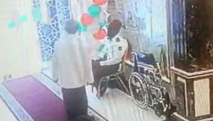 Tangkapan layar CCTV hotel yang  sempat merekam jemaah haji Indonesia yang hilang berjalan ke arah, menjauhi pemondokan. (Istimewa)
