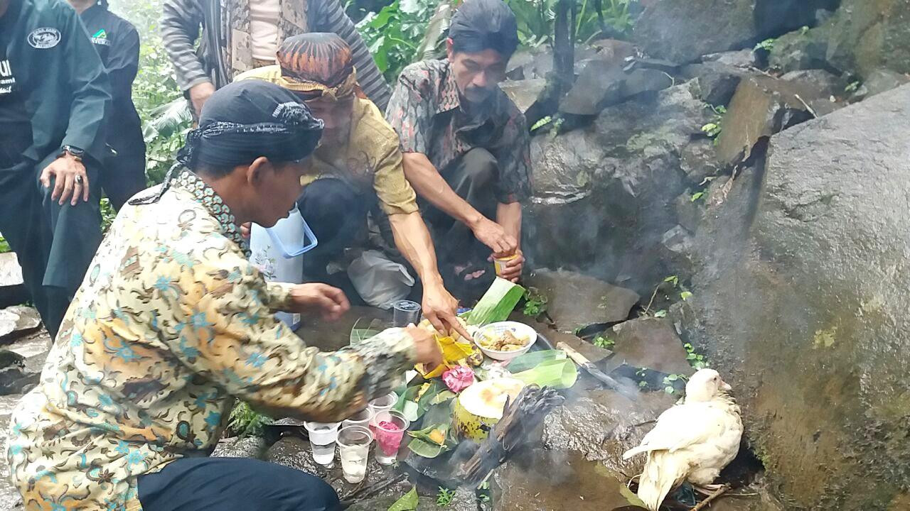 Kuncen dan warga meletakkan sesaji di Pelataran Curug Cipendok. (Foto: Liputan6.com/Muhamad Ridlo).
