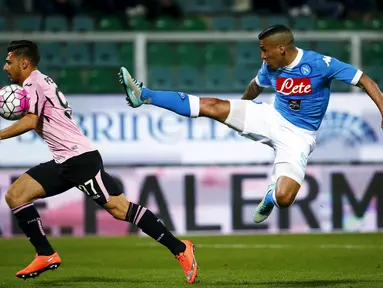 Pemain Palermo Giuseppe Pezzella (kiri) bereaksi saat berebut bola dengan pemain Napoli, Allan, dalam lanjutan Serie A Italia di Stadion Renzo Barbera, Palermo, Minggu (13/3/2016). (Reuters/Tony Gentile)