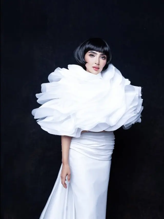 Ashanty dengan gaun putih. [@mozawahyu]