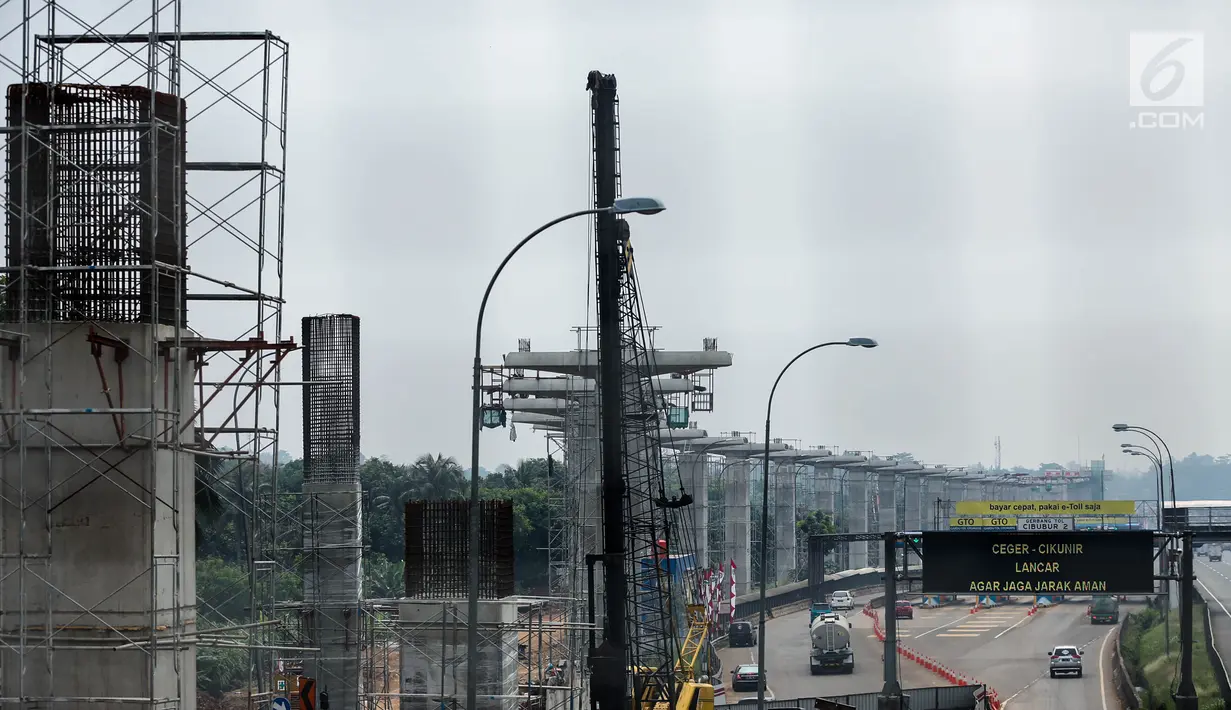Kondisi proyek pembangunan LRT Cibubur, Jakarta, Senin (13/8). Menurut Menhub progres fisik pengerjaan LRT di Cibubur sudah 40 persen sementara progres pembangunan LRT Jabodebek secara kumulatif mencapai 25 persen. (Liputan6.com/Faizal Fanani)