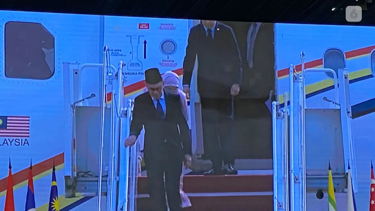 Perdana Menteri Malaysia Anwar Ibrahim tiba di Bandara Internasional Soekarno-Hatta dengan pesawat kenegaraan pada Senin (4/9) (Liputan6.com/Teddy Tri Setio Berty).