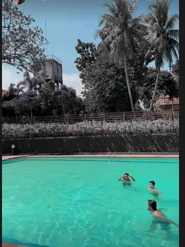 Beberapa pemain Love Story The Series terlihat berenang sambil menunggu waktu syuting.
