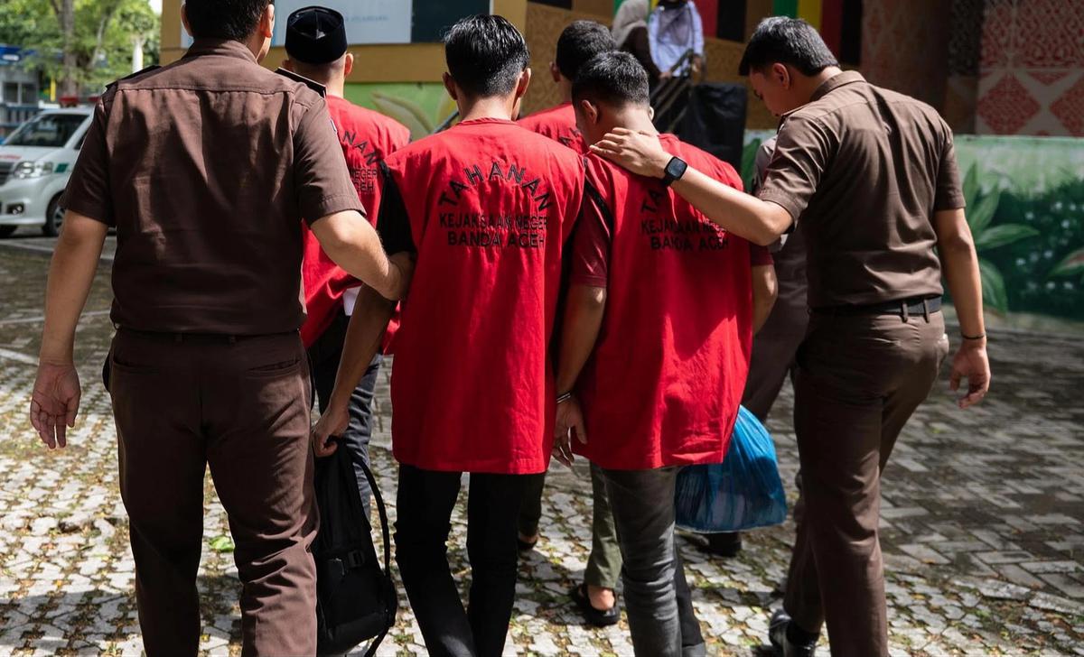 FOTO: Siaran Langsung di TikTok Berujung Hukuman Cambuk