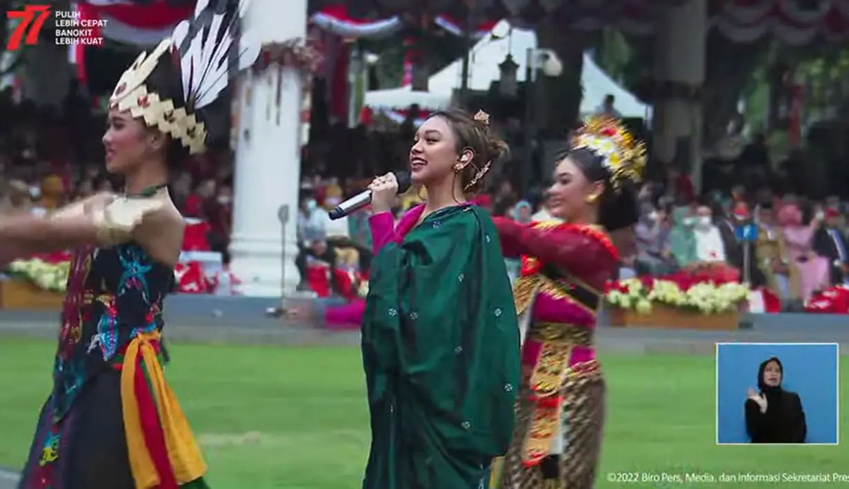 Kulot batik hitam yang dikenakannya membuat Naura Ayu terlihat lebih jenjang. (Tangkapan layar YouTube sekretariat Presiden)