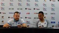 Pelatih Stapac Jakarta, Giedrius Zibenas (kiri) dan sang pemain, Kaleb Kaleb Ramot Gemilang. (Bola.com/Yus Mei Sawitri)