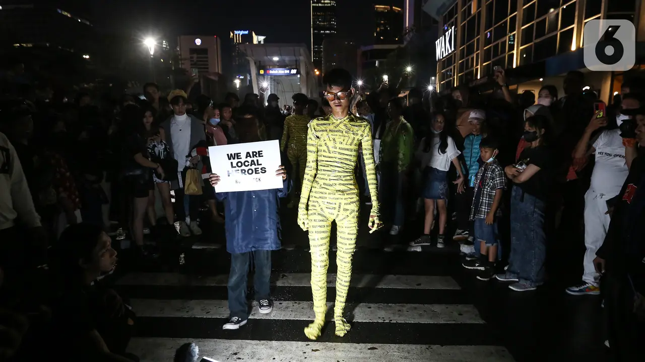 Model SCBD Ramaikan Citayam Fashion Week dengan Busana Roughneck 1991