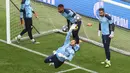 Penjaga gawang Manchester City, Ederson menepis bola saat sesi latihan di stadion Dragao di Porto, Portugal, Jumat (28/5/2021). Manchester City akan bertanding melawan Chelsea pada babak final Liga Champions pada Sabtu malam atau Minggu (30/5/2021) dini hari. (Michael Steele/Pool via AP)