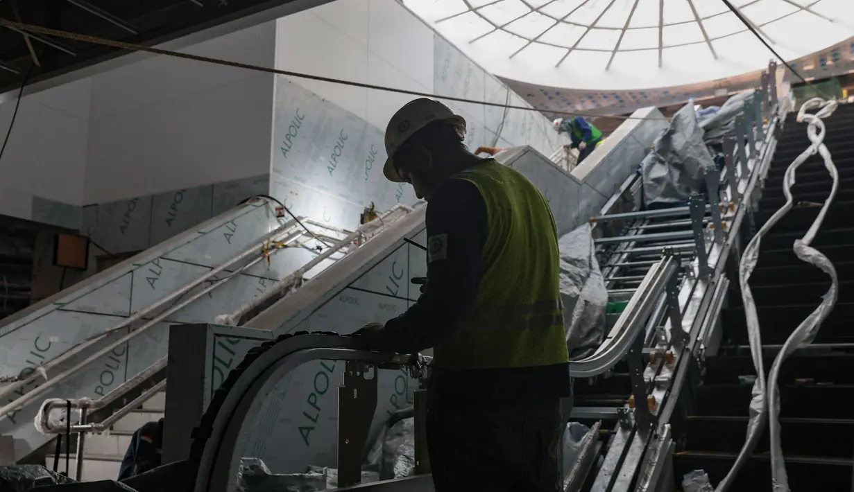 Pekerja menyelesaikan proyek pembangunan MRT Jakarta Fase 2A di Stasiun MRT Monas, Jakarta, Rabu (22/07/2026). (KLY/ Budy Santoso)