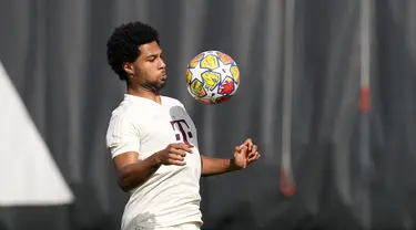 Penyerang  Bayern Munchen Serge Gnabry mengontrol bola saat sesi latihan menjelang  leg pertama semifinal Liga Champions 2023/2024, di Munich, Jerman, Senin (29/4/2024). (AP Photo/Matthias Schrader)