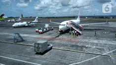 Aktivitas di area Bandar Udara Internasional I Gusti Ngurah Rai, Bali, Rabu (16/8/2023). (Liputan6.com/Helmi Fithriansyah)