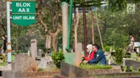 Warga berdoa saat berziarah ke makam keluarganya di TPU Karet Bivak, Jakarta, Sabtu (19/5). Tradisi ziarah dilakukan umat Muslim untuk mendoakan arwah keluarga menjelang datangnya bulan suci Ramadhan. (Liputan6.com/Gempur M Surya)