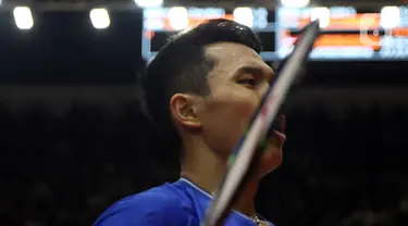 Pebulutangkis Indonesia, Jonatan Christie saat melawan Wang Tzu Wei (China Taipei) pada babak kedua tunggal putra Indonesia Masters 2020 di Istora GBK, Jakarta, Kamis (16/1/2020). Jonatan unggul 21-15 21-15 dan melangkah ke babak perempat final. (Liputan6.com/Helmi Fithriansyah)