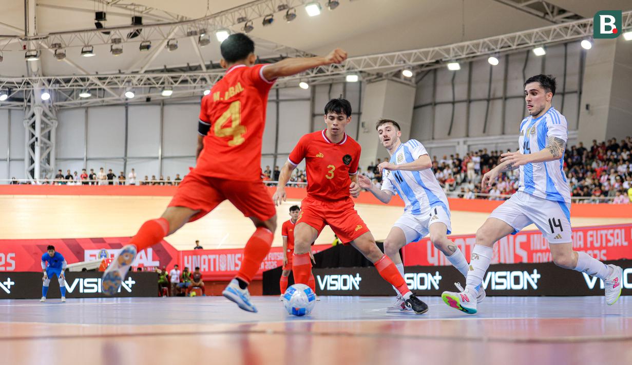 <p>Pemian Timnas Futsal Indonesia, Mochammad Iqbal (kiri) berusaha melepaskan umpan dalam laga lanjutan 4 Nations World Series 2025 melawan Argentina di Jakarta International Velodrome, Rawamangun, Sabtu (01/02/2025). (Bola.com/Bagaskara Lazuardi)</p>