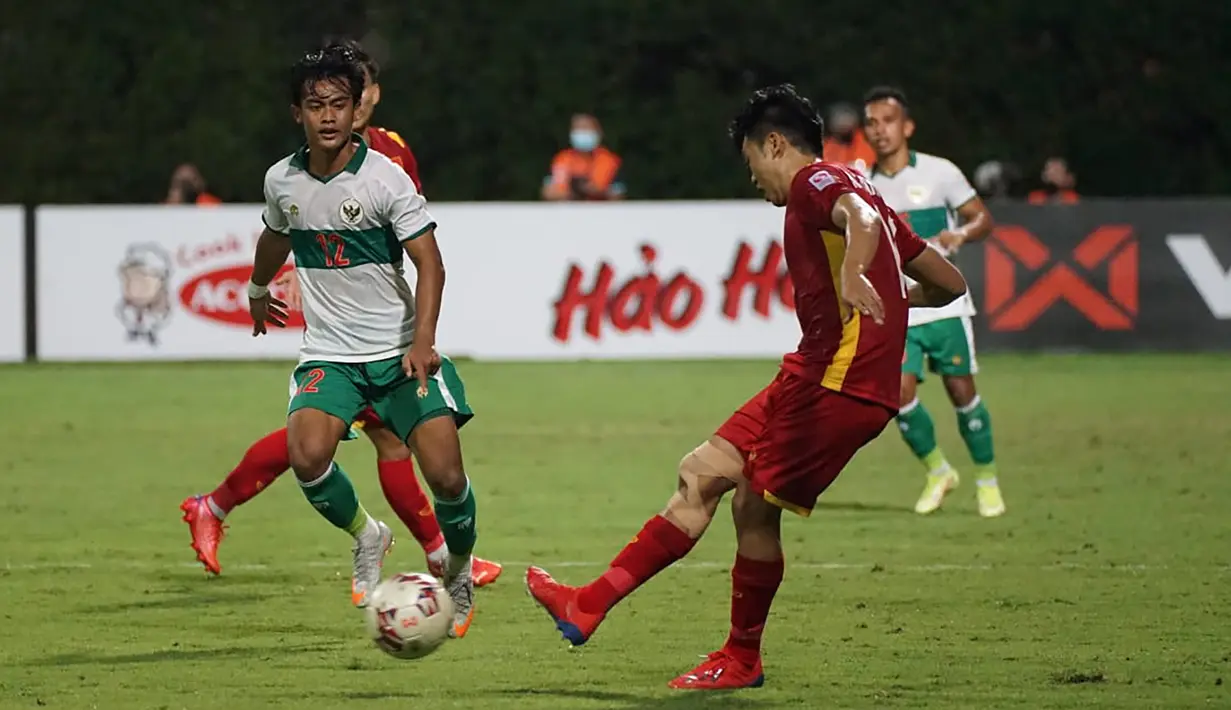 Di sektor bek kiri, Pratama Arhan yang tampil penuh selama 90 menit juga tampil oke dengan mampu meredam serangan para pemain Vietnam. Tercatat Vietnam hanya mampu melepaskan 1 tembakan tepat sasaran dari total 8 yang dilepaskan. (Dok. PSSI)