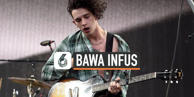 VIDEO: Vokalis The 1975 Manggung Pakai Baju Pasien Sambil Bawa Infus