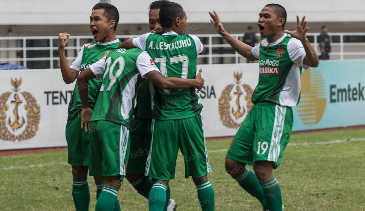 Para pemain PS TNI Merayakan gol yang dicetak Suhandi ke gawang Persija Jakarta pada laga Torabika Soccer Championship 2016 di Stadion Pakansari, Bogor, Jumat (15/10/2016). Persija menang 2-1 atas PS TNI. (Bola.com/Vitalis Yogi Trisna)