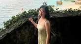 Felicia Tissue baru-baru ini menikmati liburan di Bali.  Wanita kelahiran 9 Maret 1994 ini mengungkapkan kebahagiaannya bisa menyaksikan keindahan pulau tersebut.  Feli tampak begitu menawan dalam balutan gaun yang dikenakannya saat menikmati liburannya di pantai.  (Liputan6.com/IG/@feliciatissue)