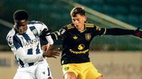 Pemain muda Manchester United (MU), Shea Lacey (kanan) berebut bola dalam laga kontra West Bromwich Albion saat kedua tim U-21 itu bertemu di lanjutan Premier League 2, Selasa (3/2/2026) dini hari WIB. (Dok. ManUtd.com)