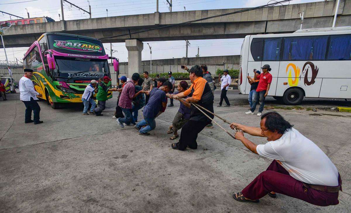 Keseruan Lomba Tarik Bus Sambut HUT ke-81 RI