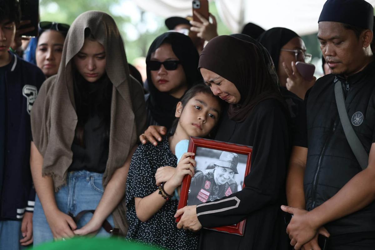 FOTO: Duka Mendalam Mengiringi Pemakaman Gary Iskak di Tanah Kusir