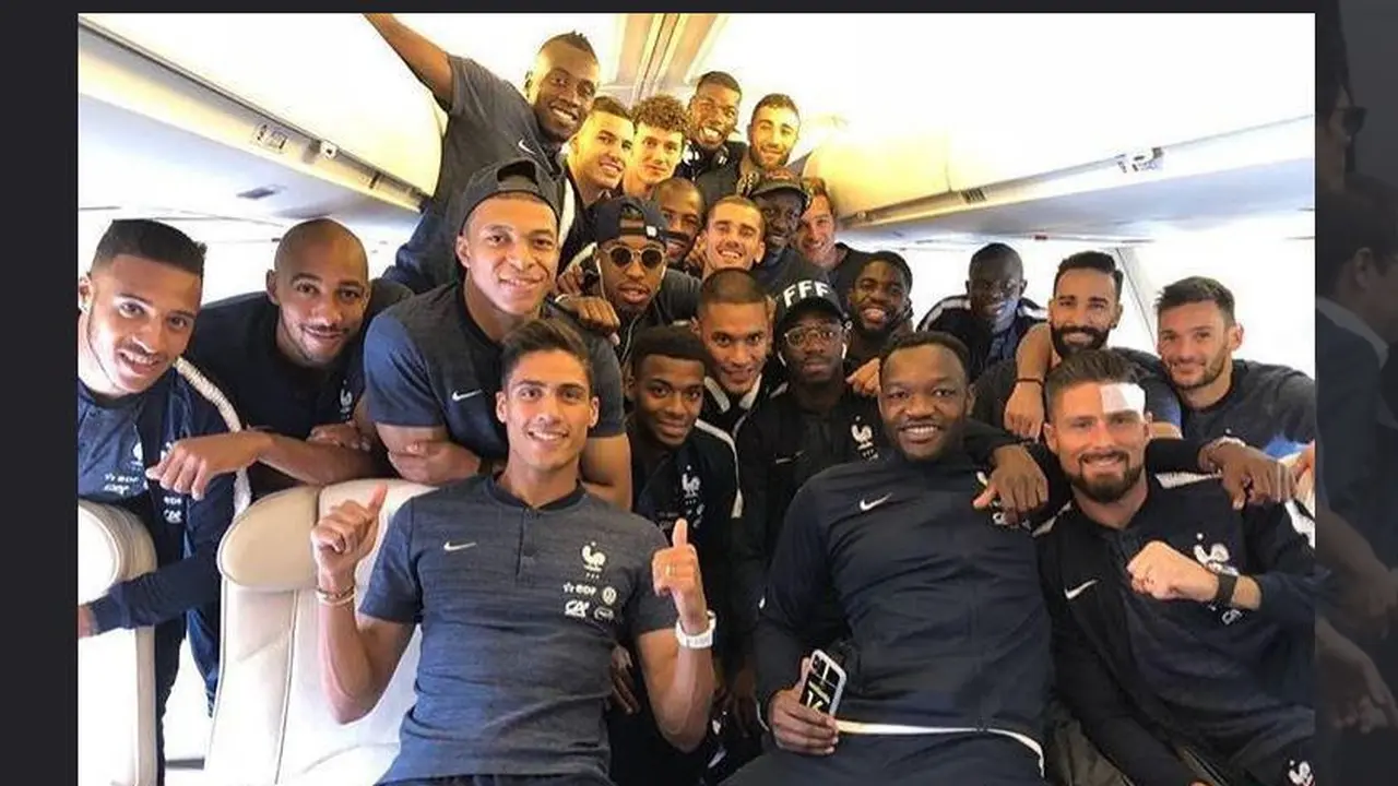 Timnas Prancis berpose di dalam pesawat yang membawa mereka ke Rusia