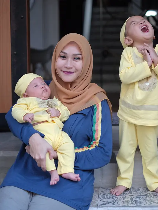 Belajar ngaji yang berbeda dan tidak  membosankan, agar anak-anaknya bisa betah belajar ngaji. Ia mengaku saat kecil sering ngumpet saat guru ngaji datang ke rumahnya. (Instagram/zaskiadyamecca)