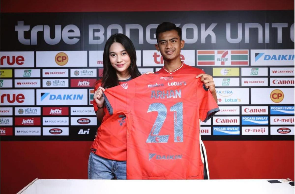 Perjalanan Baru Pratama Arhan di Bangkok United, Didampingi Azizah Salsha Saat Tanda Tangan Kontrak