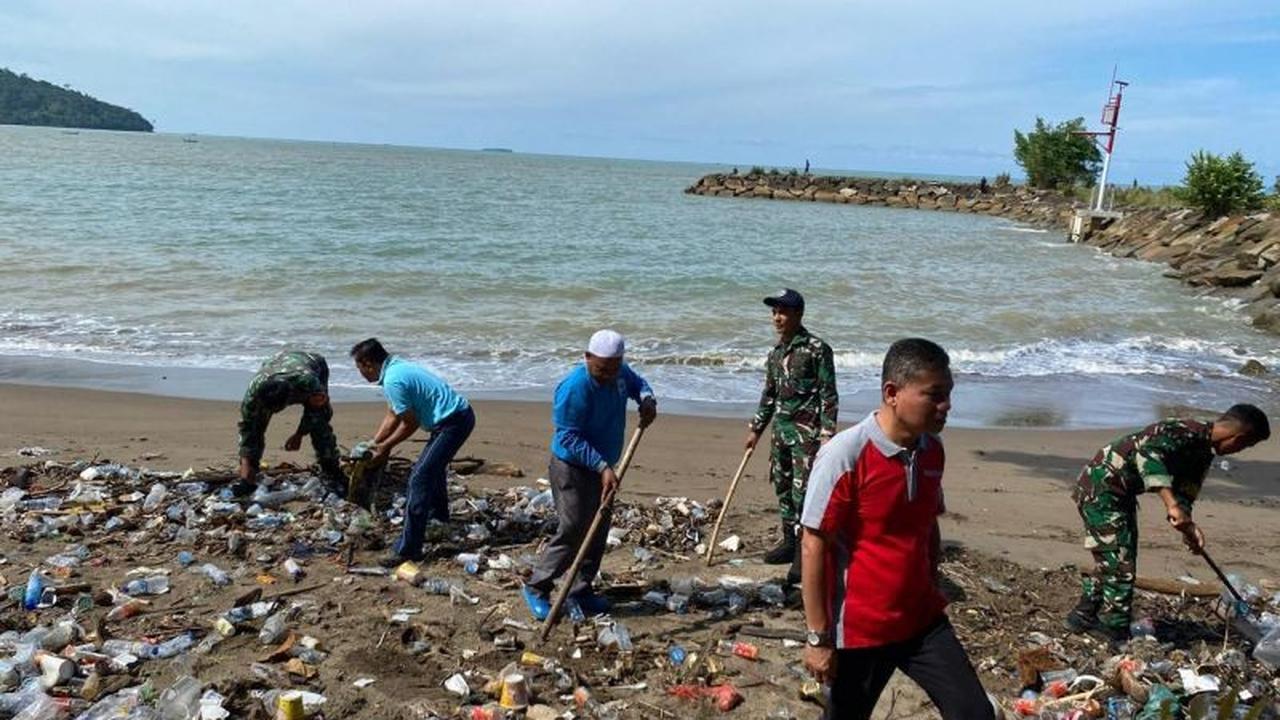 Pascalebaran, Gotong Royong Kebersihan Pantai Pasaman Barat Libatkan Berbagai OPD dan Masyarakat
