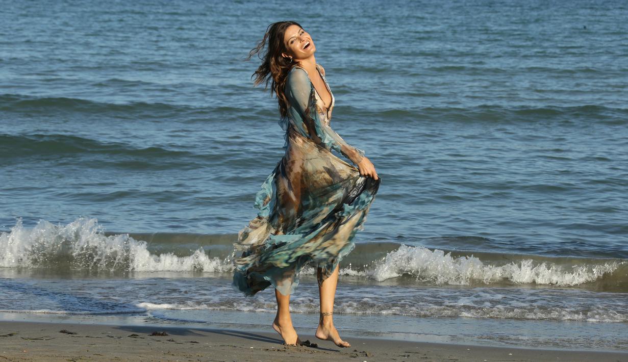 Photo Pakai Gaun Seksi Di Pantai Model Brasil Ini Jadi Pusat Perhatian Lifestyle Liputan6 Com