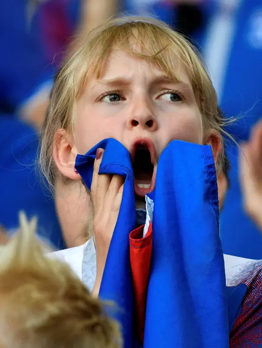 Seorang suporter cilik timnas Islandia bereaksi menyaksikan pertandingan Grup D Piala Dunia 2018 melawan Argentina di Stadion Spartak, Moskow pada 16 Juni 2018. (AFP PHOTO / Alexander NEMENOV)