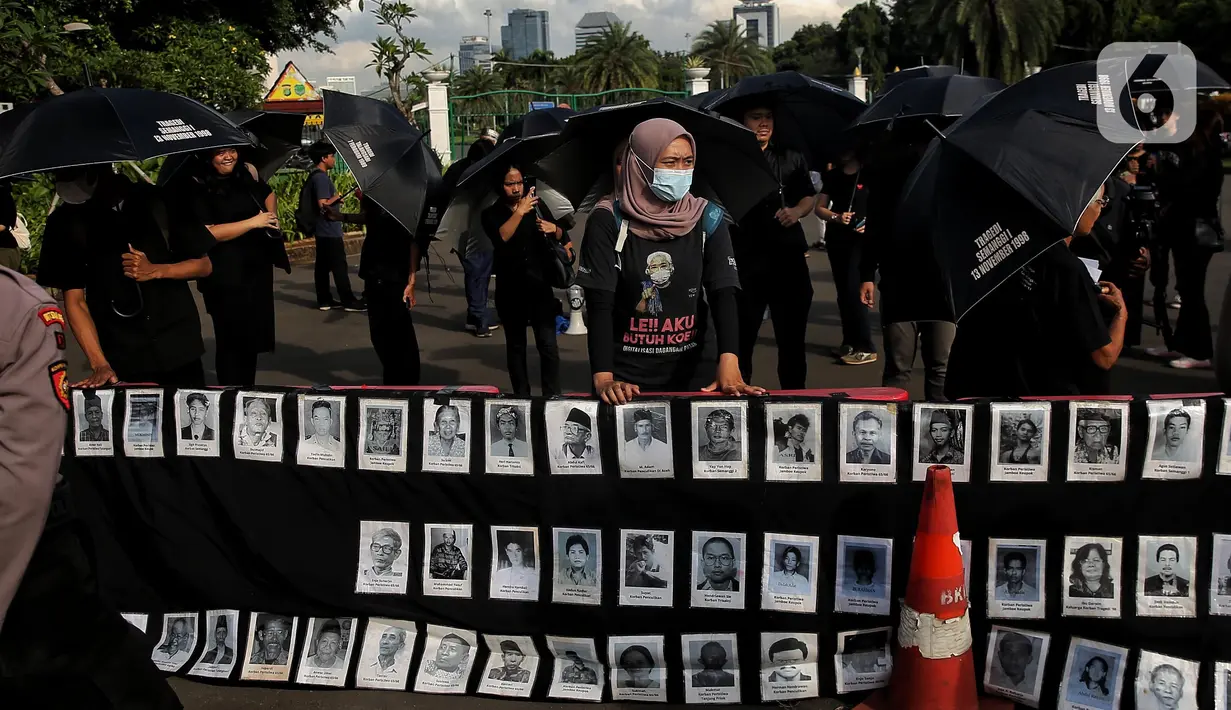 Aktivis Jaringan Solidaritas Korban untuk Keadilan juga mendesak Jaksa Agung untuk segera menindaklanjuti berkas penyelidikan Komisi Nasional (Komnas) HAM terkait kasus-kasus pelanggaran berat HAM dengan membentuk tim penyidik adhoc sesuai mandat Pasal 21 ayat 3 UU No. 26/2000 tentang Pengadilan HAM. (Liputan6.com/Angga Yuniar)