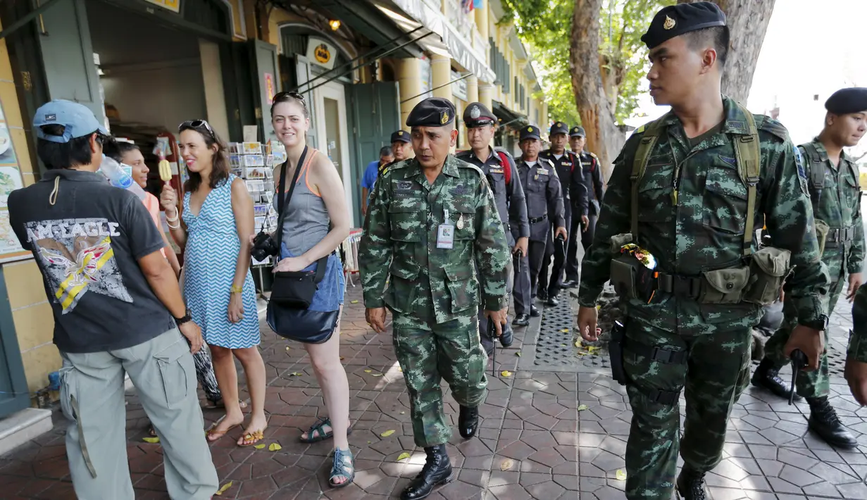 Petugas militer dan polisi berpatroli usai terjadinya ledakan bom di dekat kuil Erawan, Bangkok, Thailand, (18/8/2015). Ledakan bom tersebut menewaskan 22 orang termasuk delapan warga asing. (REUTERS/Chaiwat Subprasom)