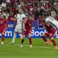 Momen saat Jude Bellingham menyambar umpan Bukayo Saka menjadi gol untuk Inggris saat melawan Serbia di stadion Veltins Arena (AP)