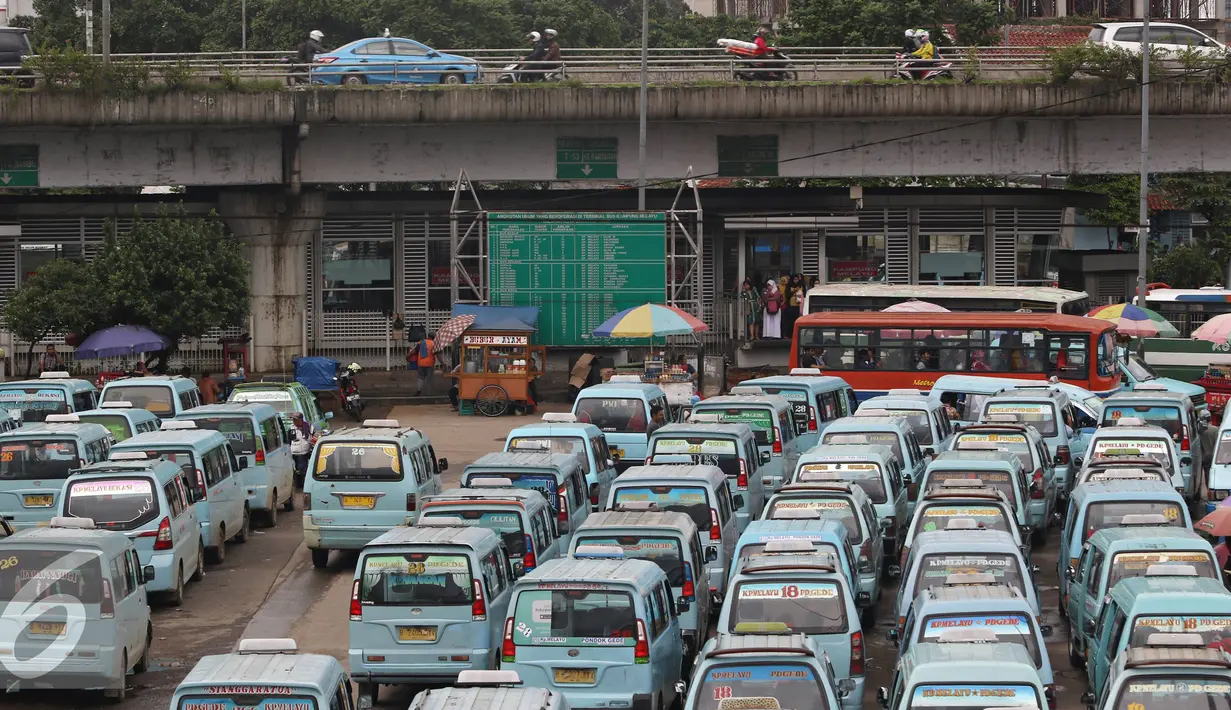 Angkutan umum berjejer parkir di Terminal Kampung Melayu, Jakarta Timur, Senin (29/2/2016). Organda DKI Jakarta menyatakan keberatan dengan penerapan Perda No 5/2014. (Liputan6.com/Immanuel Antonius)