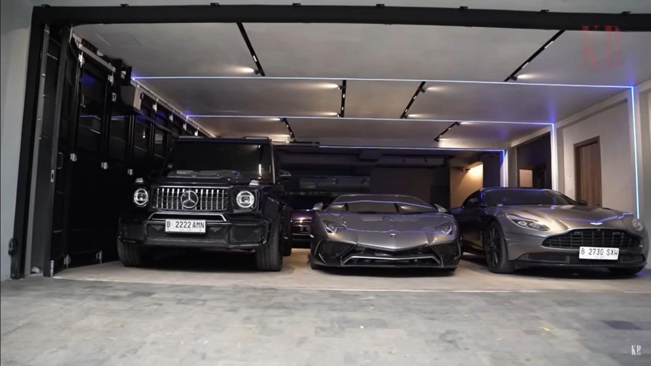 10 Potret Garasi di Rumah Baru Atta Halilintar, Berderet Mobil Mewah Bikin Melongo Hingga Ada Mobil 'James Bond