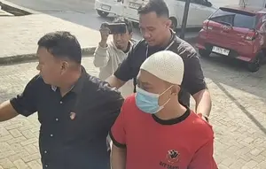 Tampang Taufik Hidayat Saat Rekonstruksi Penyekapan Kekasihnya