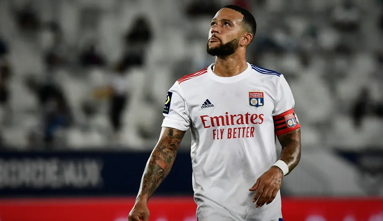 3. Memphis Depay - Pemain Olympique Lyon ini santer dikabarkan akan bergabung Barcelona yang melepas Luis Suarez. Namun, hingga batas akhir bursa transfer, Depay pun tak kunjung mendarat di Camp Nou. (AFP/Philippe Lopez)