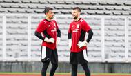 Emil Audero (kiri) dan Maarten Paes (kanan) terlihat sedang bercengkrama saat sesi latihan Timnas Indonesia di Stadion Madya, Gelora Bung Karno, Jakarta, Sabtu (22/3/2025).