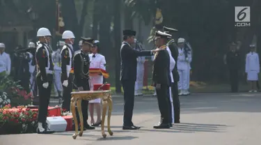 Presiden Joko Widodo (Jokowi) menyematkan tanda pangkat kepada salah satu perwira baru lulusan Akmil pada upacara Prasetya Perwira (Praspa) TNI dan Polri angkatan 2019 di Istana Merdeka, Kamis (16/7/2019). Ada 781 calon perwira yang dilantik oleh Jokowi. (Liputan6.com/Angga Yuniar)