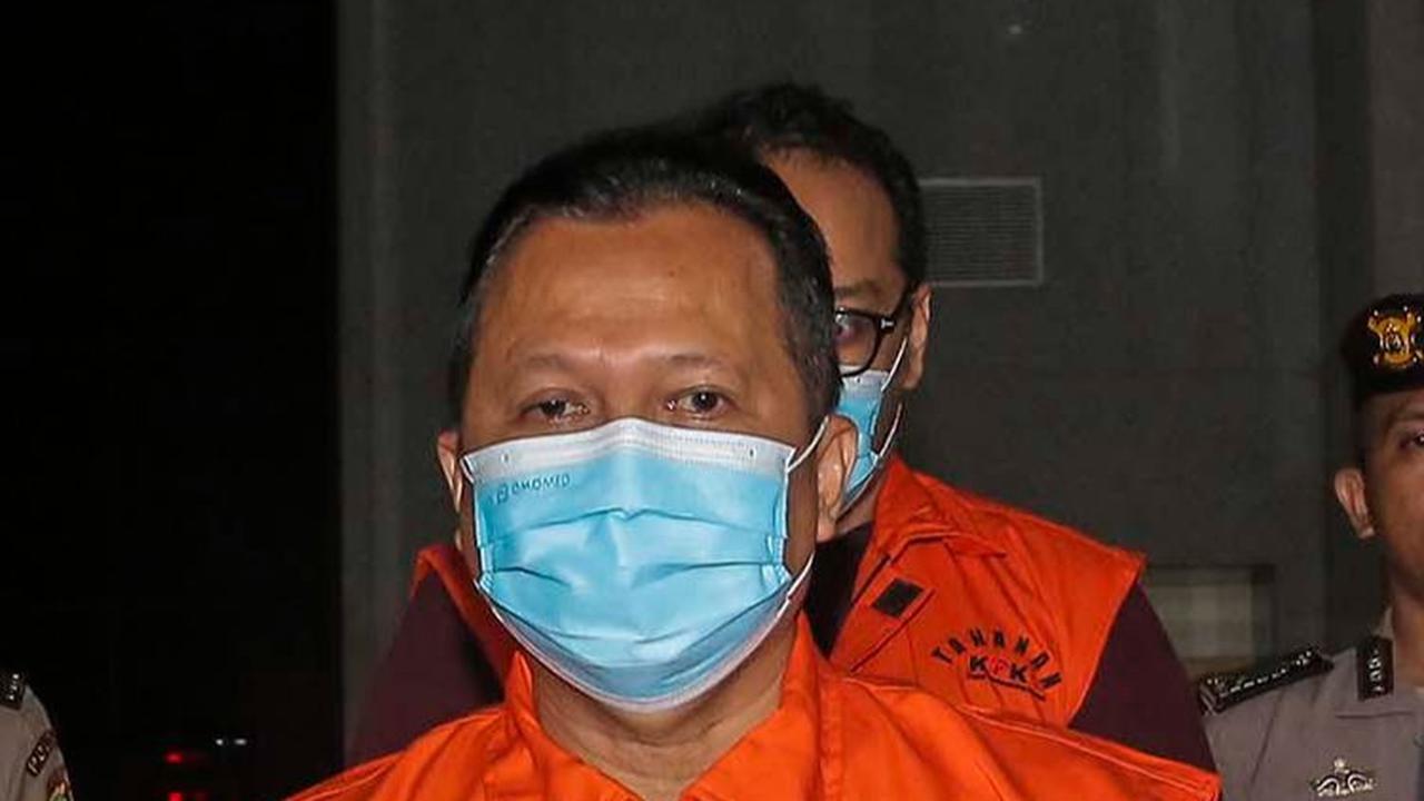 FOTO: Ekspresi Kajari Bondowoso Dkk Saat Ditahan KPK: Tangan Diborgol, Wajah Ditutup Masker