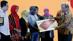 Wakil Ketua DPD Nono Sampono (kanan) memberikan beasiswa kepada guru berprestasi saat pembukaan Festival Beasiswa Nusantara di Jakarta, Minggu (25/11). Festival ini dalam rangka Hari Pahlawan dan HUT ke-14 DPD. (Liputan6.com/JohanTallo)