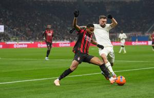 Mario Gila dari Lazio (kanan) dan Christopher Nkunku dari AC Milan berebut bola dalam laga Serie A antara AC Milan dan Lazio di San Siro, Milan, Italia, Sabtu, 29 November 2025. (AP Photo/Antonio Calanni)