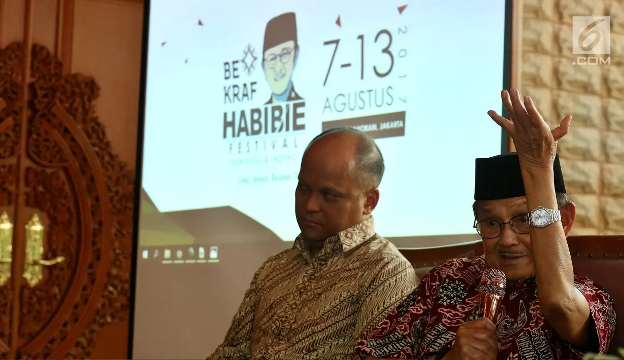 Presiden RI ke-3, B J Habibie memberikan paparan saat konferensi pers gelaran Bekraf Habibie Festival 2017 di Jakarta, Rabu (2/8). Seluruh acara harian di Habibie Festival 2017 dikemas secara edutainment dalam tema-tema harian. (Liputan6.com/Johan Tallo)